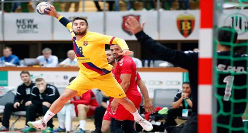 برشلونة يبدأ حملة الدفاع عن لقبه باكتساح الدحيل القطري بمونديال الأندية لليد